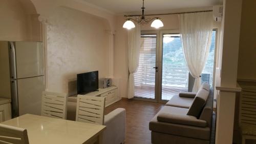 Μια τηλεόραση ή/και κέντρο ψυχαγωγίας στο Laura's Home