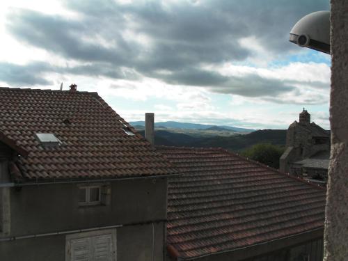 une vue sur les toits de deux bâtiments dans l'établissement Chambres d'hôtes du Rebemol, à Le Monastier sur Gazeille