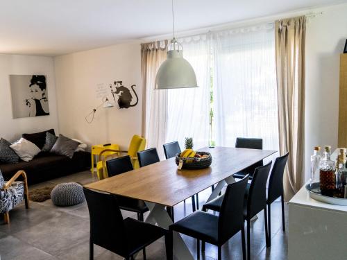 een woonkamer met een eettafel en stoelen bij A modern flat in Kranjska Gora
