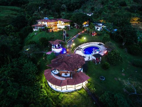 Bazén v ubytování Hotel Spa La Colina nebo v jeho okolí