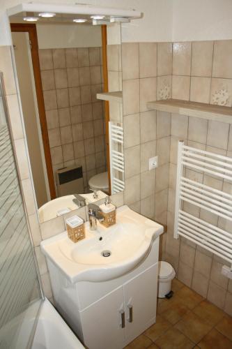 une salle de bain avec un lavabo et un miroir dans l'établissement Studio Le Marquis 2, à Morzine