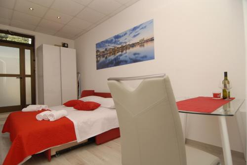 1 dormitorio con 1 cama con manta roja en Apartment Maria en Split