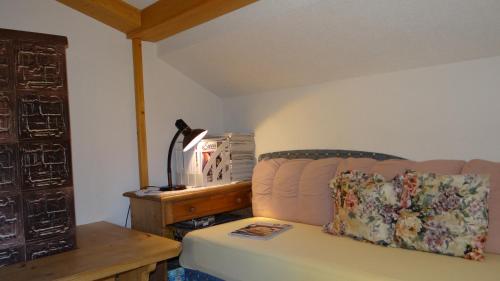 a room with a couch and a table with a lamp at Ferienwohnung Haus König in Türnitz