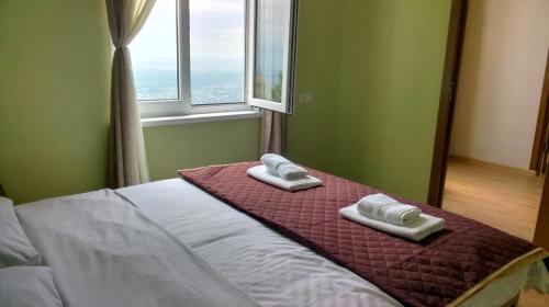 1 dormitorio con 1 cama con 2 toallas en Apartment Chavchavadze 5 en Sighnaghi