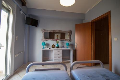 Кровать или кровати в номере Art Suites Mesologgi