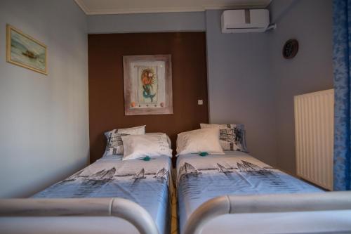 Кровать или кровати в номере Art Suites Mesologgi