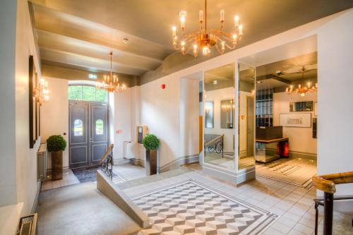 een lobby met een trap en een kroonluchter bij Rotermann City Apartments in Tallinn
