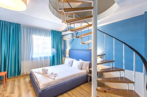 sypialnia z łóżkiem piętrowym i spiralnymi schodami w obiekcie BSA Boulevard Boutique w Słonecznym Brzegu