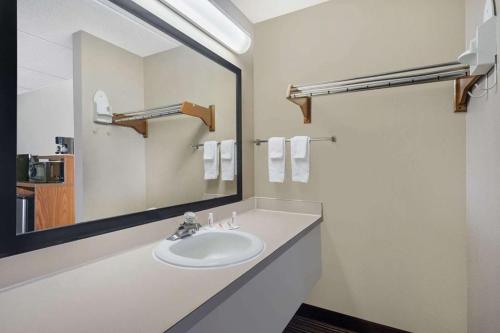 Koupelna v ubytování Super 8 by Wyndham Knoxville North/Powell