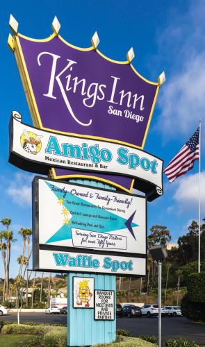 a sign for the kings inn san diego airport at Kings Inn in San Diego