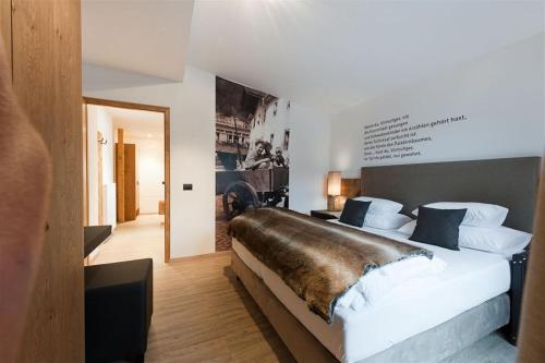 Postel nebo postele na pokoji v ubytování Burgus - Design Suites & Apartments