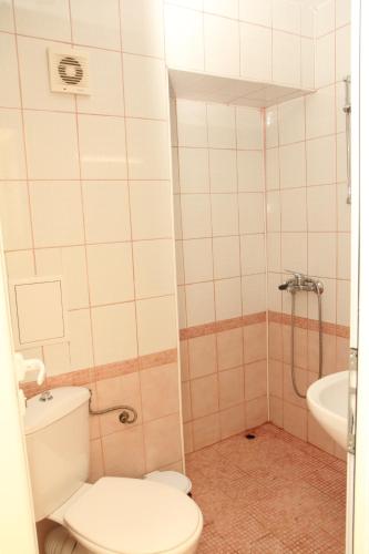 y baño con aseo, lavabo y ducha. en Salena Hotel, en Primorsko