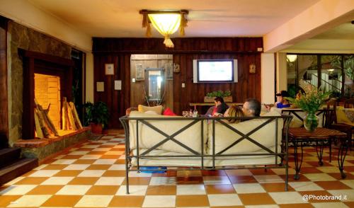 a group of people sitting in a lobby at Hotel Rancho Constanza & Cabañas de la Montaña in Constanza
