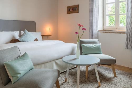 a hotel room with a bed and a table and chairs at Cap de Castel in Puylaurens