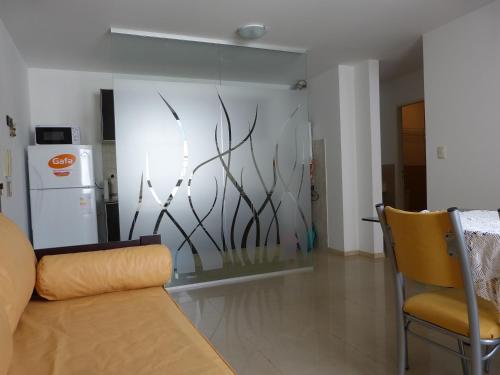 sala de estar con sofá y nevera en Departamentos Córdoba Vaes en Córdoba