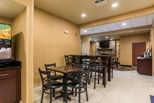 Η κουζίνα ή μικρή κουζίνα στο Cobblestone Hotel & Suites - Harborcreek