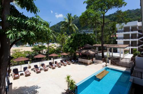 Uitzicht op het zwembad bij Patong Lodge Hotel - SHA Extra Plus of in de buurt