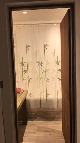 サン・イシドロにあるBecco Homeの竹の壁画が飾られたガラスの引き戸