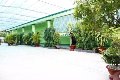 a building with a bunch of potted plants at Tan My Thien Hotel in Tây Ninh