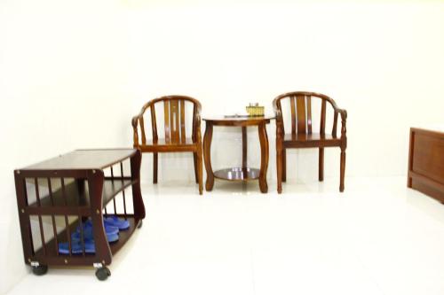 a group of three chairs and a table and a cart at Tan My Thien Hotel in Tây Ninh