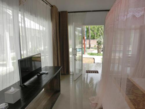 TV a/nebo společenská místnost v ubytování Lombok Holiday Hotel