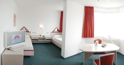 Tempat tidur dalam kamar di Hessen Hotelpark Hohenroda