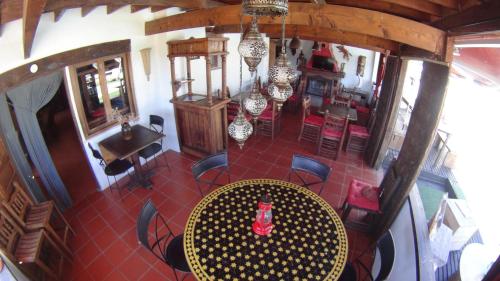 uma vista sobre uma sala de jantar com uma mesa e cadeiras em Casa Maza em Asque