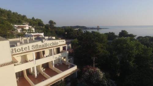 un hotel situato su una collina vicino all'acqua di Hotel Sfinalicchio a Vieste