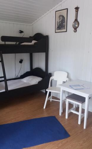 a room with two bunk beds and a table at Sæteråsen Hytter & Camping Trysil in Trysil