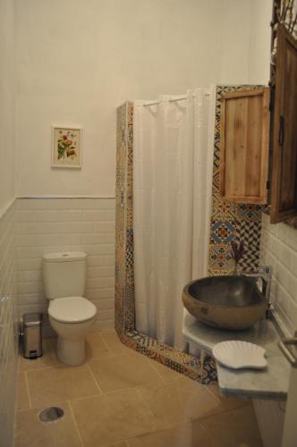a bathroom with a toilet and a sink at El Laurel in Frontera
