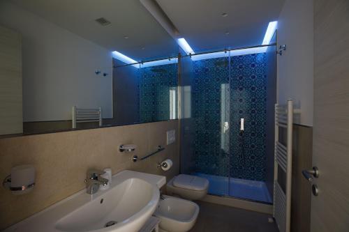 ソレントにあるSorrentoLifeのバスルーム(シャワー、洗面台、トイレ付)