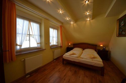 เตียงในห้องที่ Ferienwohnung-Sonnenkliff-in-Gross-Zicker-Halbinsel-Moenchgut