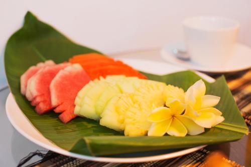 un plato de fruta sobre una hoja verde en Kubu Petitenget Suite Seminyak, en Seminyak
