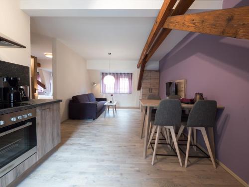 Hotel - Weinbar FAHR AWAYにあるキッチンまたは簡易キッチン
