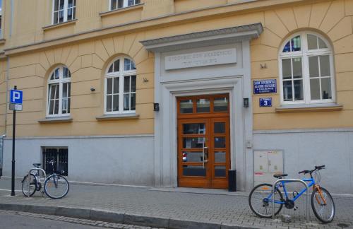 dos bicicletas estacionadas frente a un edificio en DS Akademia Muzyczna, en Cracovia