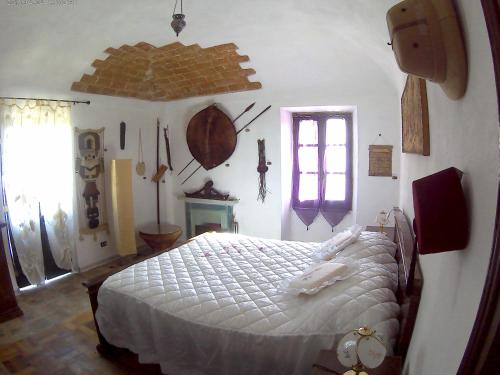 een slaapkamer met een bed in een kamer met een raam bij Un Sogno nel Borgo in Gabiano