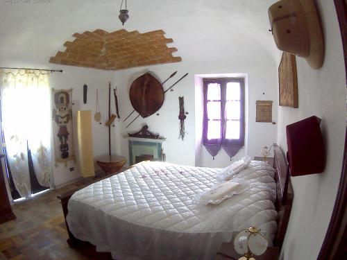 una camera con un letto in una stanza con una finestra di Un Sogno nel Borgo a Gabiano