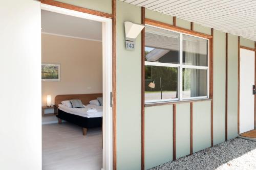 una porta che conduce a una camera con letto e finestra di Hotel Sleep2Night a Helsingør