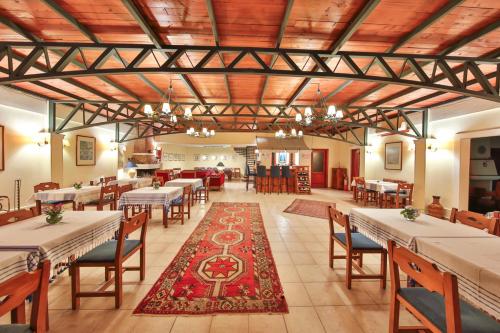 une salle à manger avec des tables, des chaises et un tapis dans l'établissement Diva Residence Allsuite Hotel, à Kaş