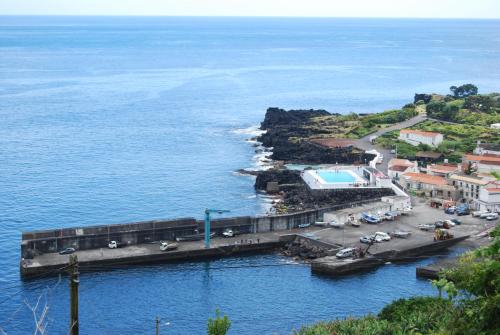 una vista aerea sull'oceano e su un molo di Casa do Terreiro a Caminho de Cima