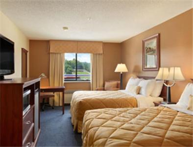 um quarto de hotel com duas camas e uma televisão de ecrã plano em Ramada Hotel Ashland-Catlettsburg em Catlettsburg