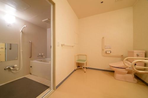 La salle de bains est pourvue d'une douche, de toilettes et d'un lavabo. dans l'établissement Hotel Grand Mer Sankaiso, à Ajigasawa