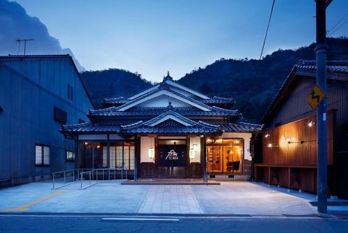 朝来市にある宿屋 天空の通りに店舗のあるアジア風の建物