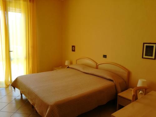 Un pat sau paturi într-o cameră la Bellerive Ristorante Albergo