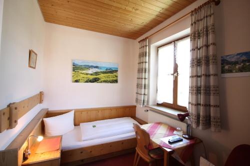a room with a bench in a room with a window at Landgasthof Pilsenhof Entenbraterei in Hechendorf am Pilsensee