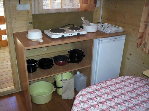 Kitchen o kitchenette sa Victoria Cottage Camping Dole