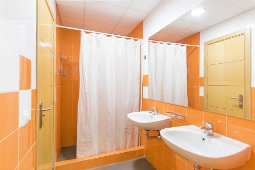 La salle de bains est pourvue de 2 lavabos et d'une douche. dans l'établissement Albergue Inturjoven Marbella, à Marbella