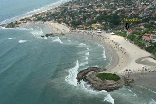 an aerial view of a beach with a group of people at Sobrado Itapoá in Itapoa