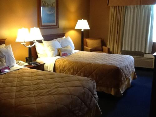 a hotel room with two beds and two lamps at Ramada by Wyndham Catlettsburg Ashland in Catlettsburg