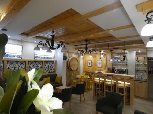 ヴィラ ナチュラル ウッドにあるレストランまたは飲食店